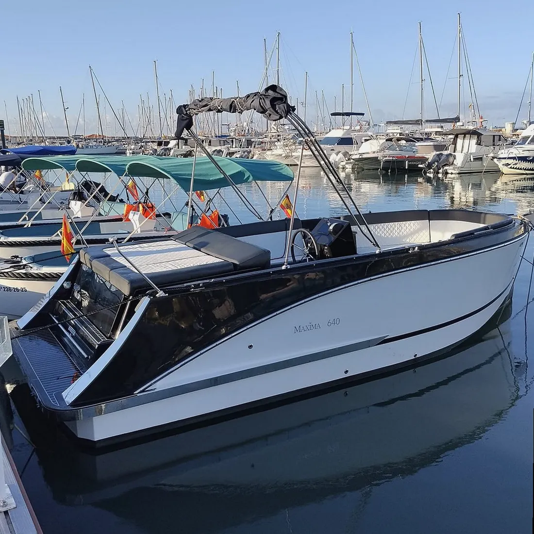 Equipo de Alquiler Barcos ayudando a organizar un alquiler de barco en Cangas